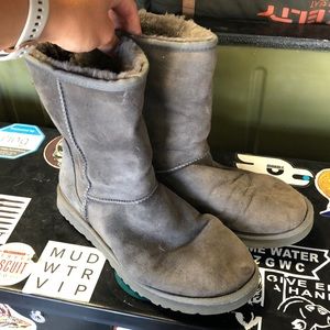 Womens size 9 grey uggs.